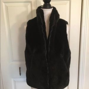 BLACK FAUX FUR VEST-CEJON ACCESORIES  WOMENS Large- ZIPPER- NWOT